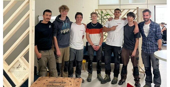les-enseignants-jean-francois-cap-et-nathan-sanna-accompagnes-de-cinq-eleves-de-premiere-charly-evan-julien-mael-lucas-et-timeo-photo-sebastien-lestrade-1778254577.jpg